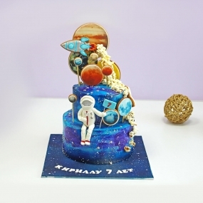 Торт "Космонавт и планеты"