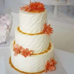 Торт свадебный с лилиями