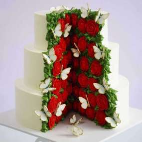 Свадебный торт с розами в разрезе