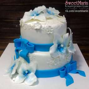 Торт «С бело-голубыми цветами»
