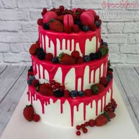 Торт "Розовая глазурь с ягодами"