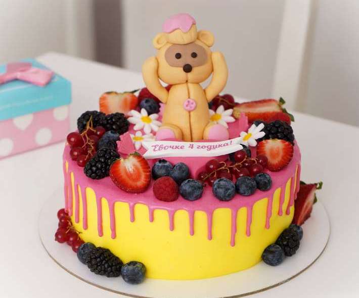 Торт "Медведь в ягодах"