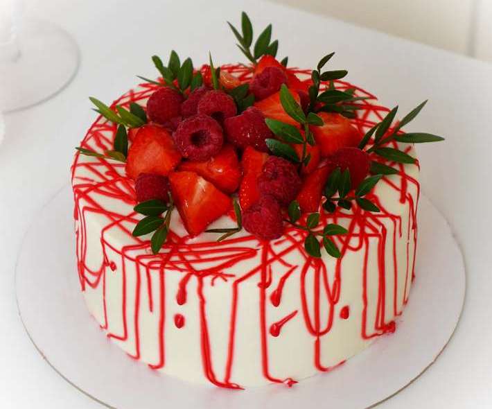 Торт "С ягодами и брызгами"