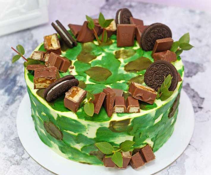 Торт "Зеленый со сладостями"