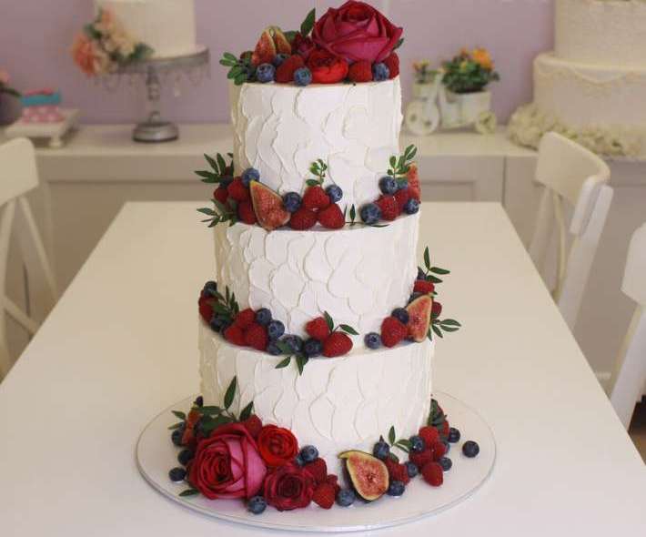 Торт "Розы и ягоды"