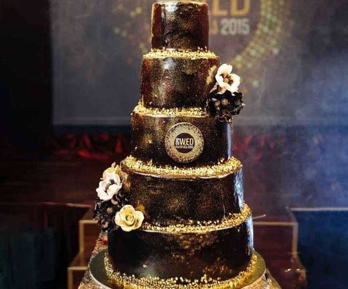 Черно-золотой торт великолепный с цветами