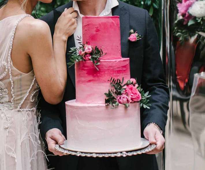 Бело-розовый торт любовь