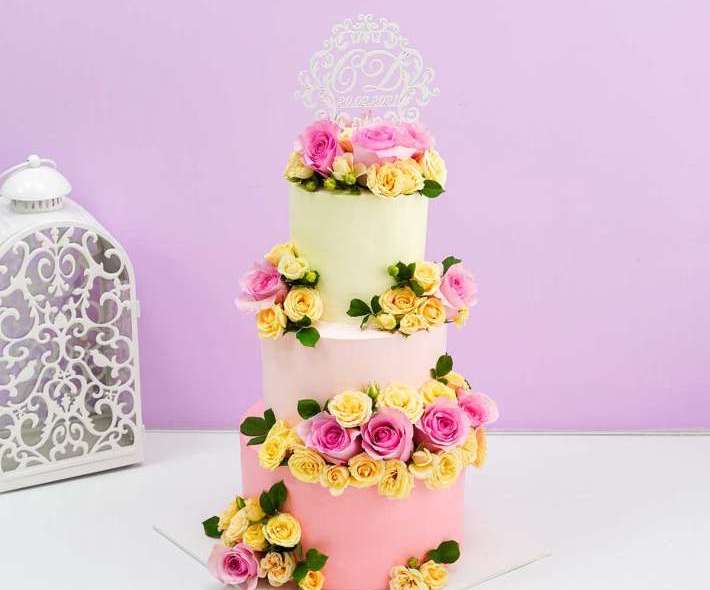 Бело-розовый торт розовые и желтые цветы 