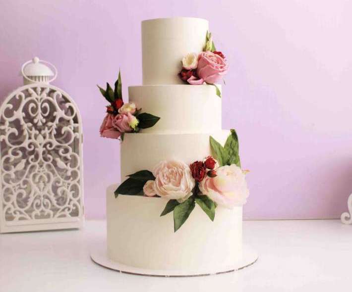 Торт трехъярусный с цветами