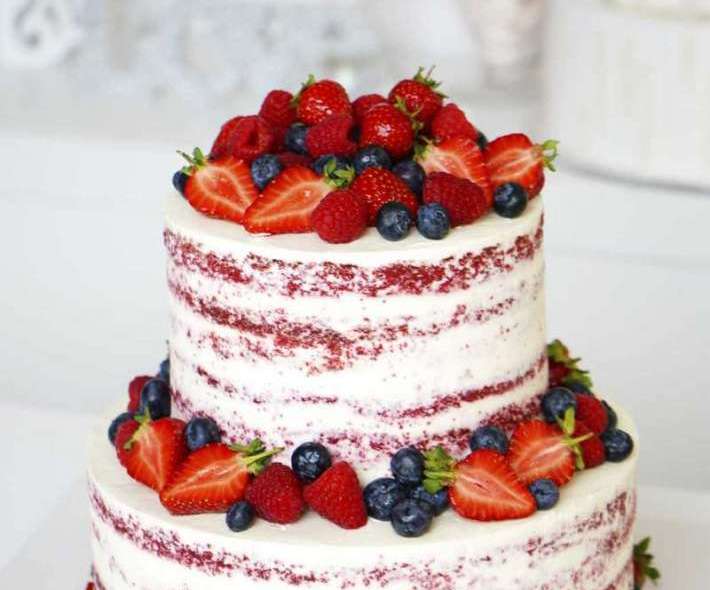 Свадебный открытый торт с ягодами