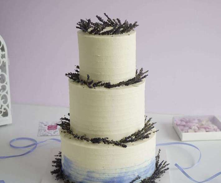 Свадебный торт с лавандой