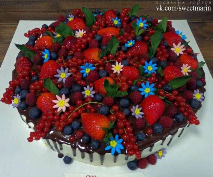 Торт "Ягоды и цветочки"