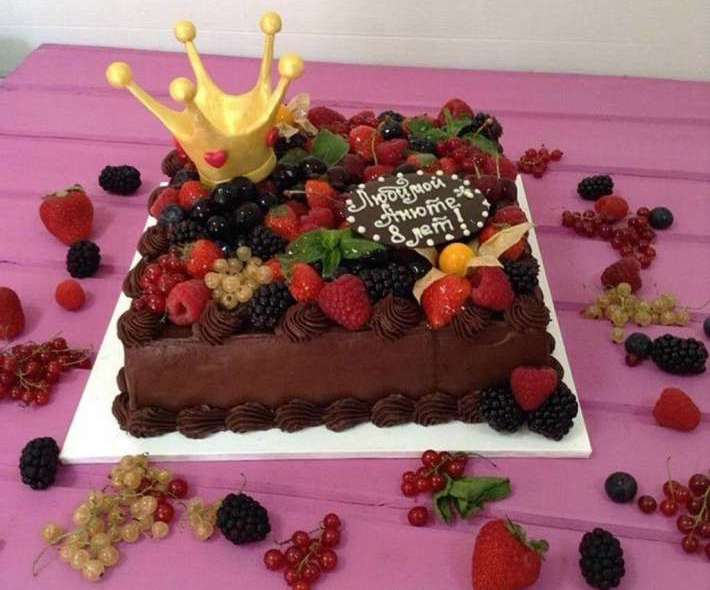 Торт "Шоколадный с ягодами и короной"