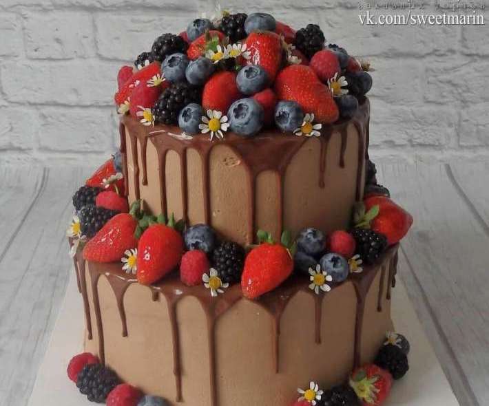 Торт "Шоколадный с ягодами"