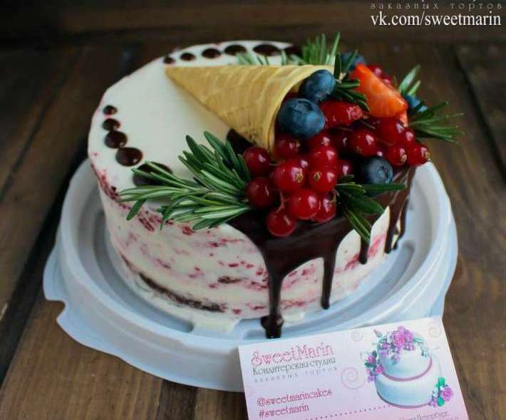 Торт "С вафельным рожком и ягодами"