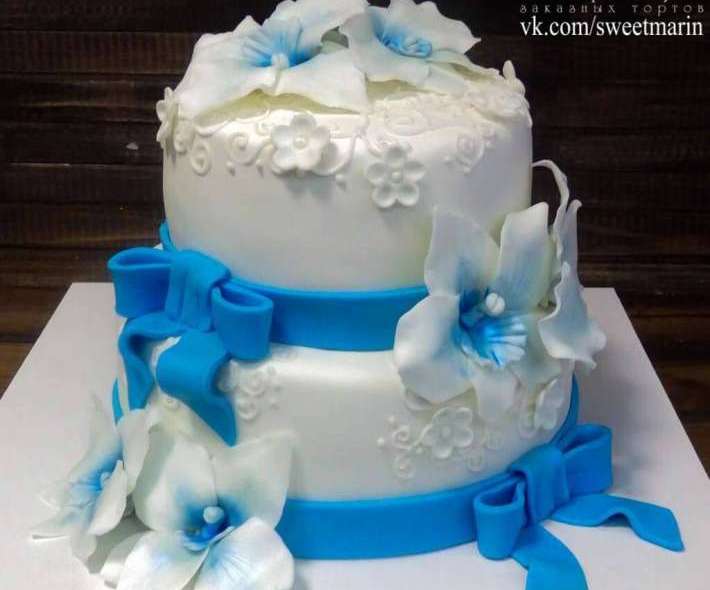 Торт «С бело-голубыми цветами»