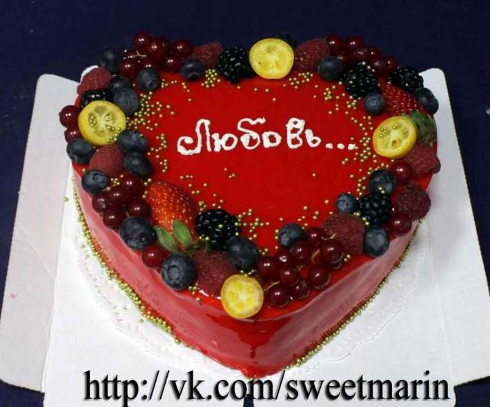 Торт "Красное сердце с ягодами"
