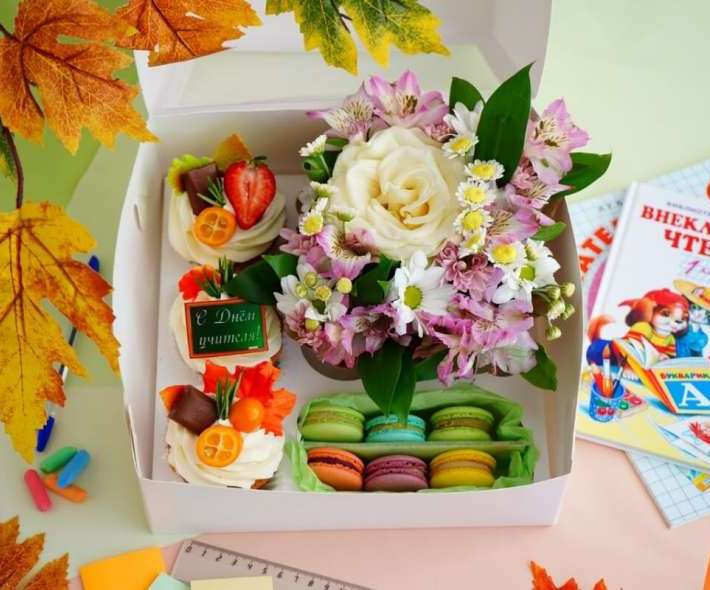 Подарочный набор с цветами к Дню учителя