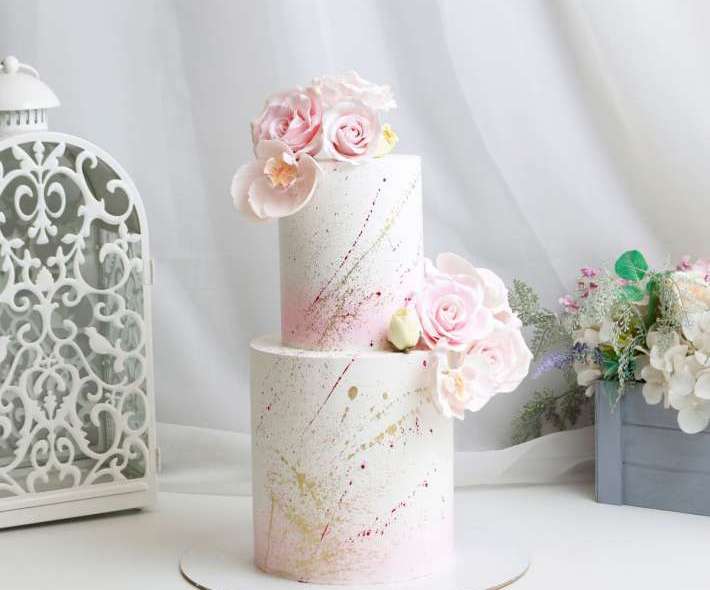Торт "Розовые брызги и цветы"
