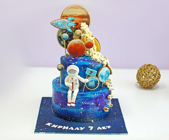Торт "Космонавт и планеты"