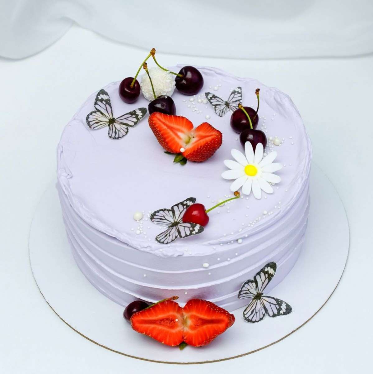 Торт "Ягоды и бабочки"